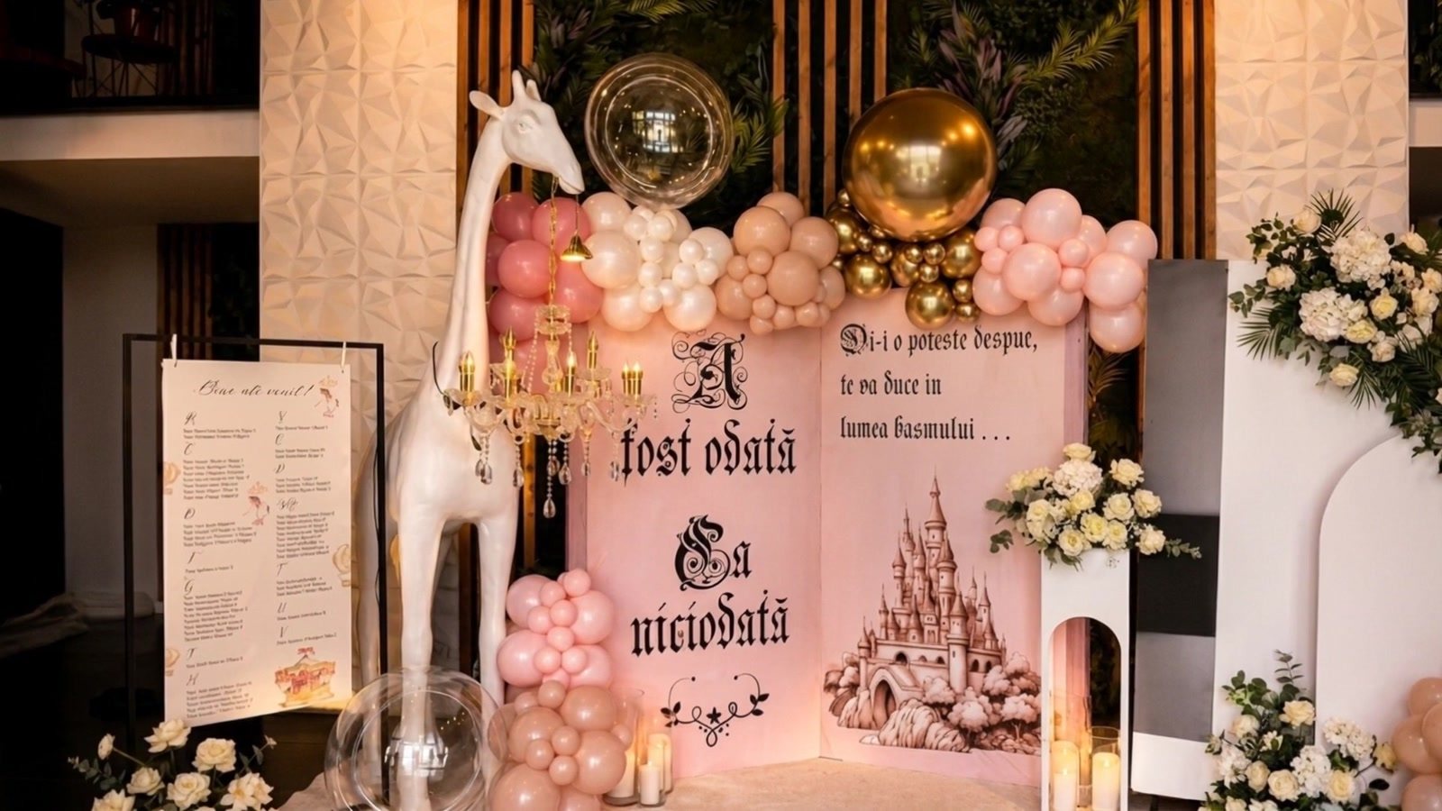 Colț foto cu girafă albă, candelabru de cristal și un panou uriaș în formă de carte deschisă, realizat de STS Năsui Events