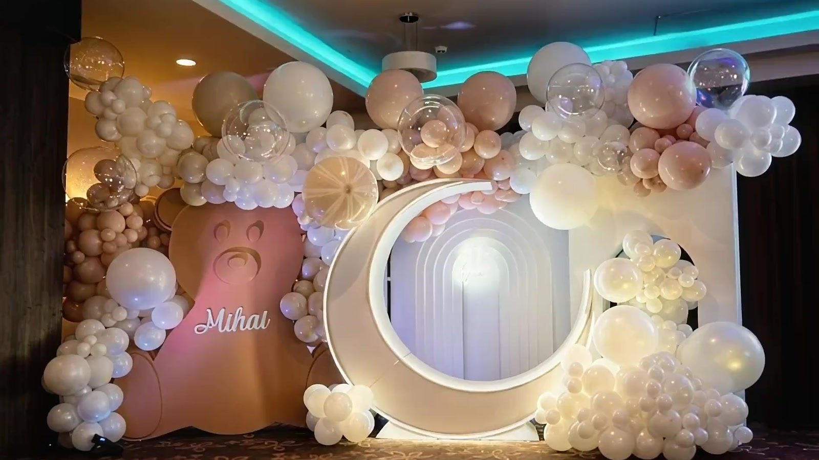 Arcadă cu lună luminoasă și baloane crem, realizată de STS Năsui Events